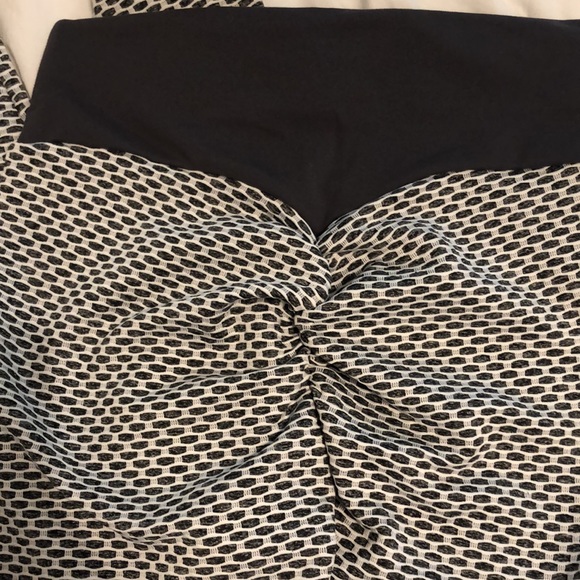 RIOJOY Scrunch Butt High Waisted Leggings - Picture 4 of 5